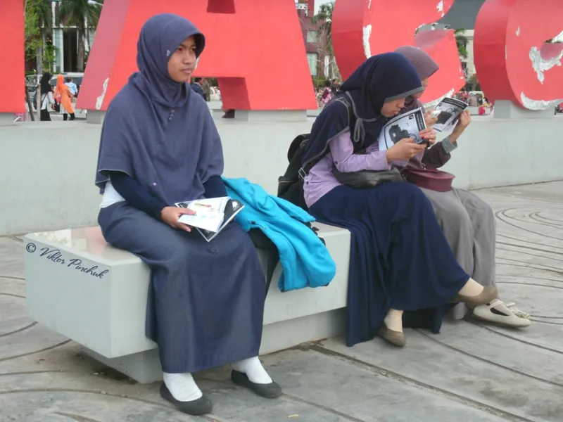 Ustaz di Layar, Duta di Dunia: Kisah Content Creator Muslim Indonesia yang Taklukkan Algoritma Global