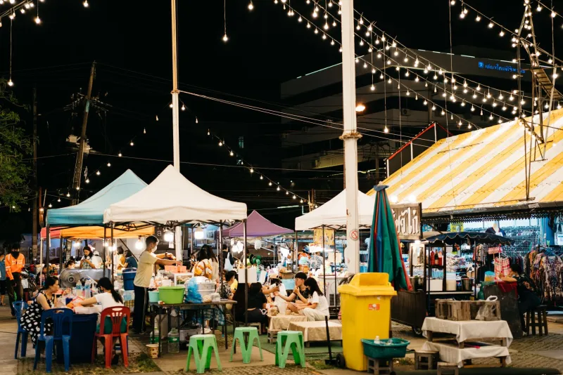 Tenda Tarpulin, Lampu Kalimantang, dan Aroma Sate: Bagaimana Pasar Malam Nusantama Menguasai Malam-Malam di Kota Amerika